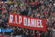 R.I.P.小球迷丹尼尔此前不幸遇害，阿森纳球迷举起横幅为其悼念